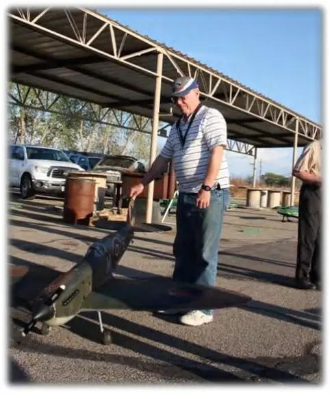 Milt Sanders with a Dynaflite Spitfire