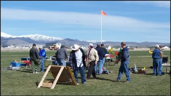 Don checks out the line-up board to see if he s up next while John Wald and Bill Cowley mill around.